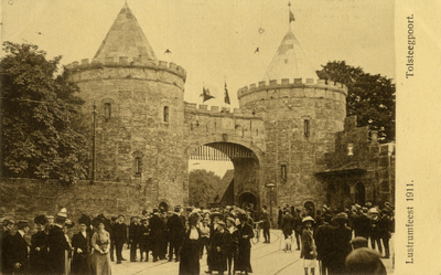 221866 Gezicht op de gereconstrueerde Tolsteegpoort bij de Tolsteegbrug te Utrecht, als onderdeel van de festiviteiten ...